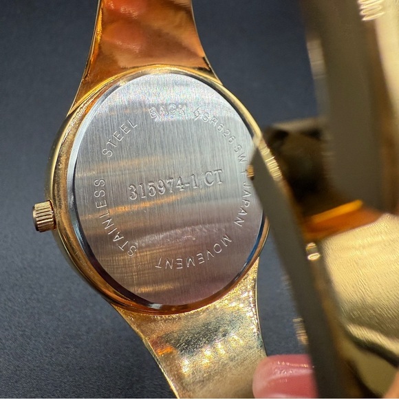 Vintage Avon Bold Cuff Black with Gold-Trimmed Wristwatch - Working - Picture 17 of 17